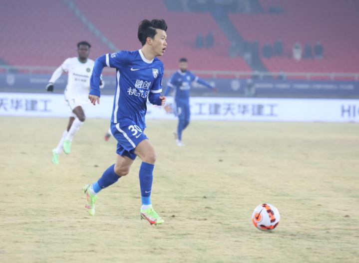 中超积分榜武汉三镇重回榜首,中超积分榜武汉三镇完胜继续领跑