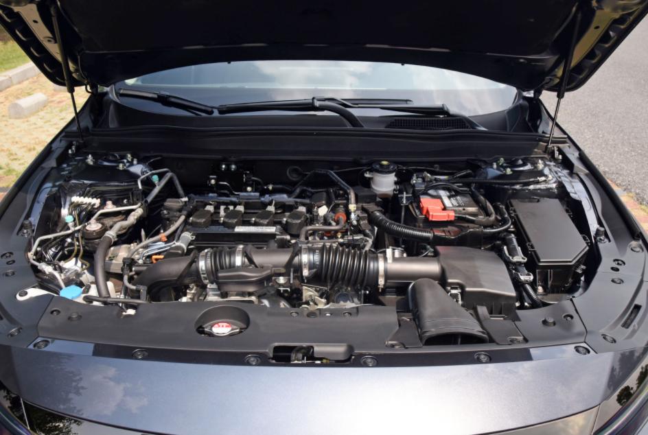 帕萨特对比雅阁实车,帕萨特对比雅阁哪个更值得买