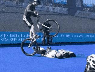 女生在公共场合故意让你难堪,现在的女生一点自知之明都没有