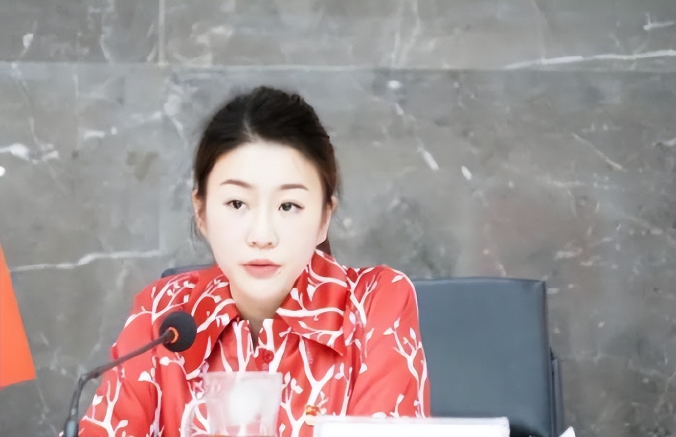 回顾美艳董事长落马，21岁刚毕业就当上了当地局长，疑似权色上位