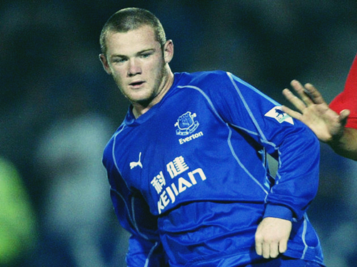 2004年鲁尼吃到红牌,鲁尼曼联十大经典时刻