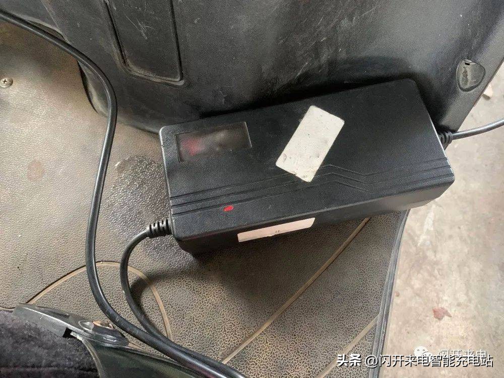 电动车充电器充满不跳灯咋回事,充电器充电不跳灯是什么原因