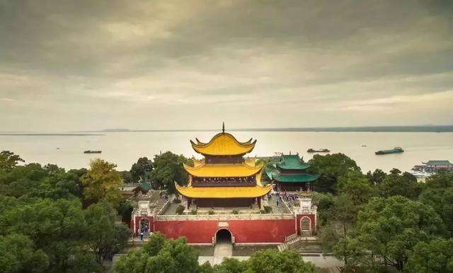 岳阳楼记中最有名的诗句,诗仙和诗圣对决岳阳楼