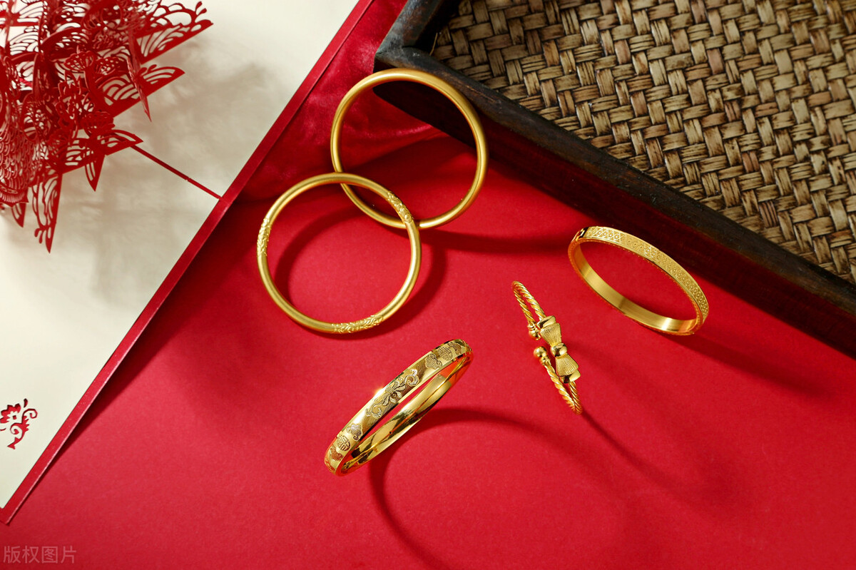 我33岁，婆婆一过节就暗示我送礼物，我送她珠宝，结果她急了