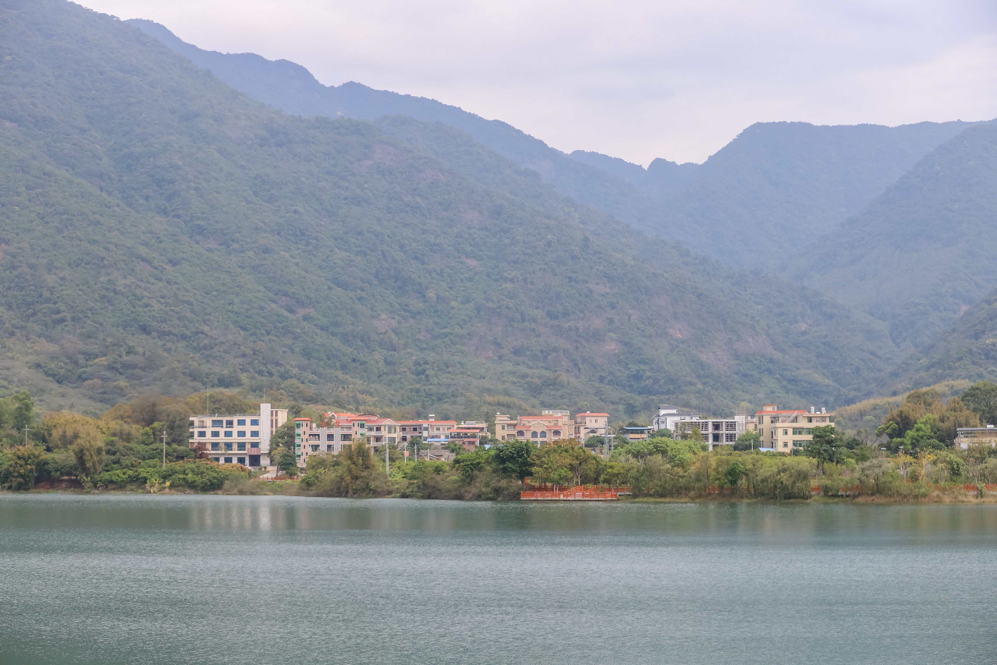 距离九寨沟不远的景点,距广州一千公里的地方