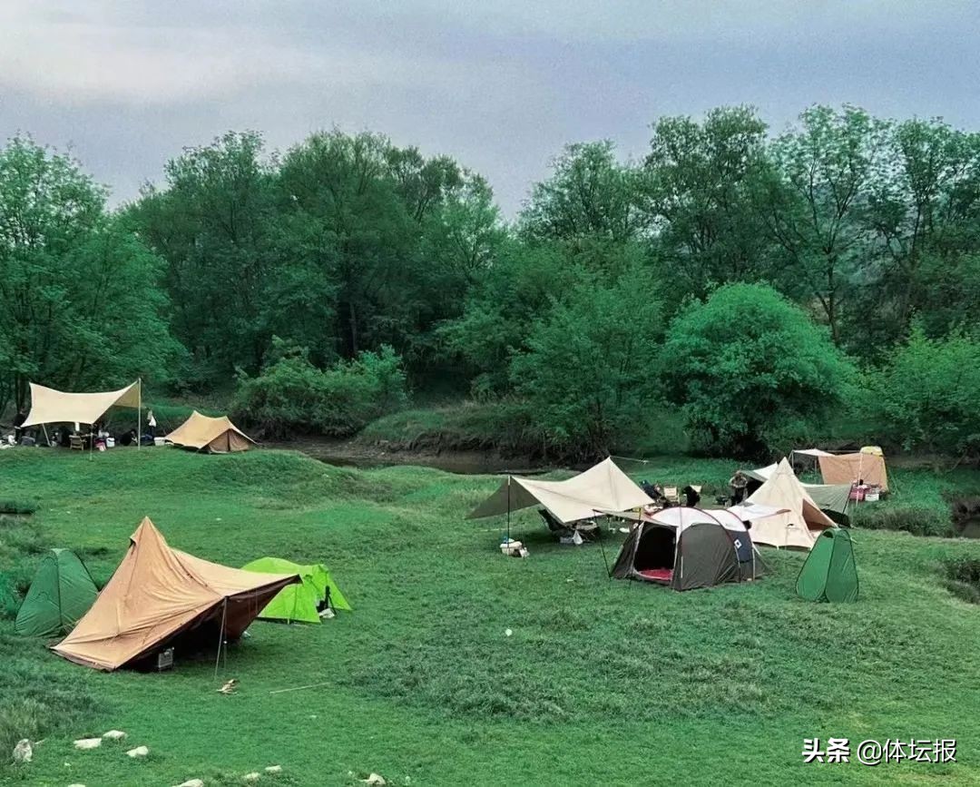 露营、飞盘、橄榄球……城市里的年轻人太会玩了