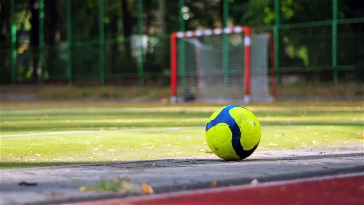 易建联用六年时间坚守广东队,易建联球衣退役仪式要价