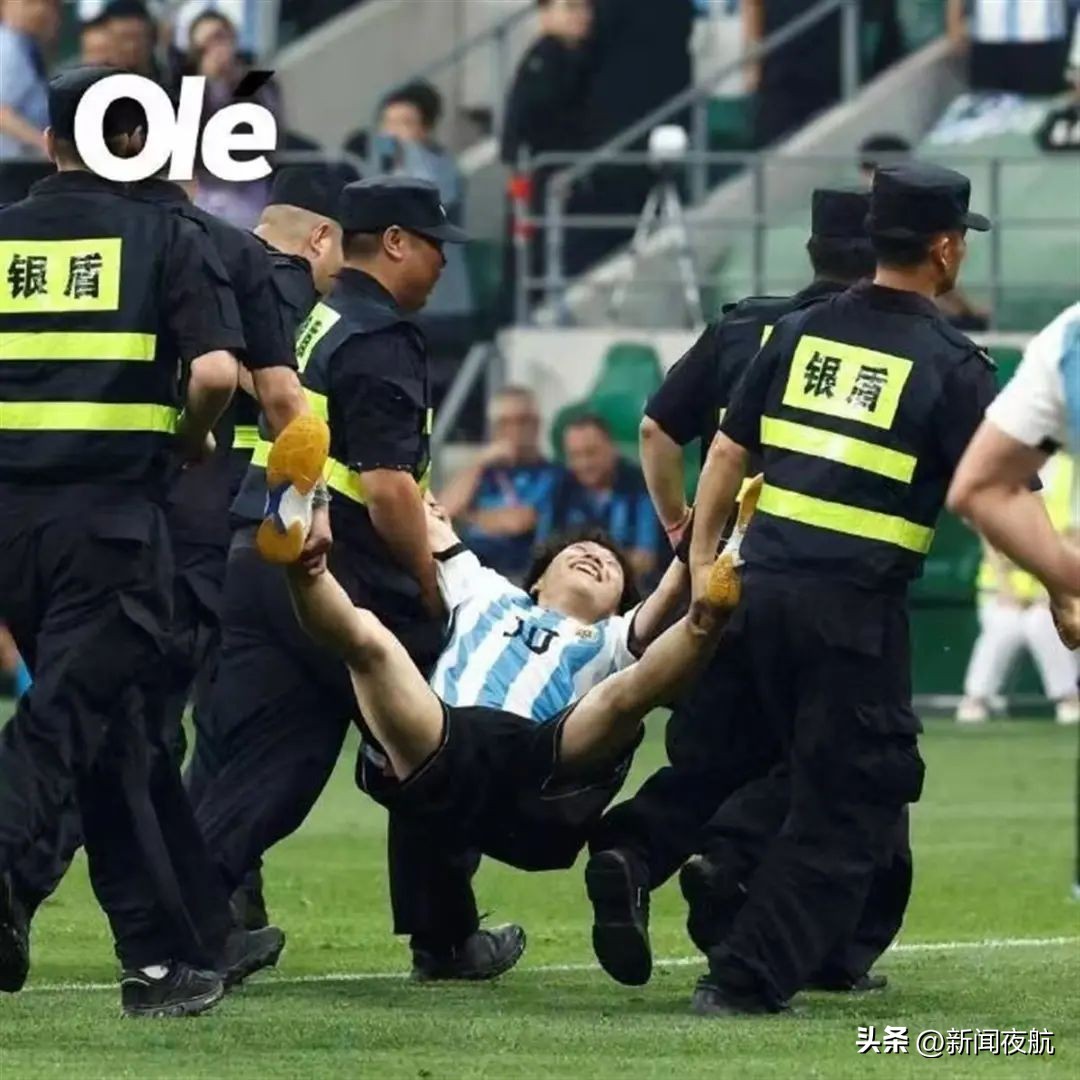 拥抱梅西小伙子笑着被抬走,欧冠梅西球迷冲进球场被抬走