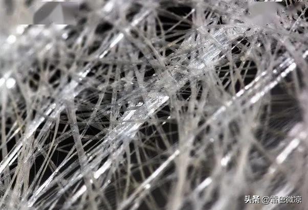 网友分享洗床垫可怕遭遇玻璃纤维扎进皮肤，雨伞蚊帐筷子里全有