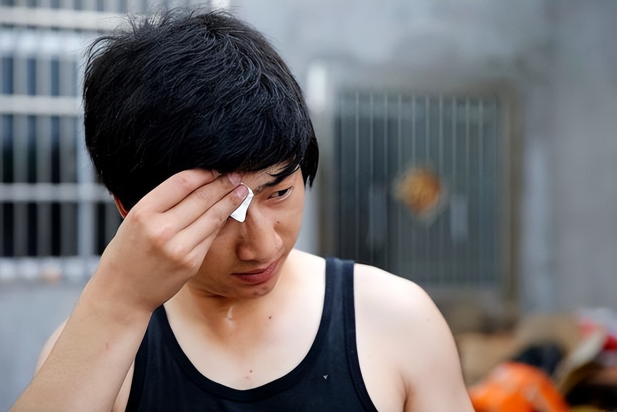 中医背上老出汗是怎么回事,动不动就出汗中医教你健脾燥湿