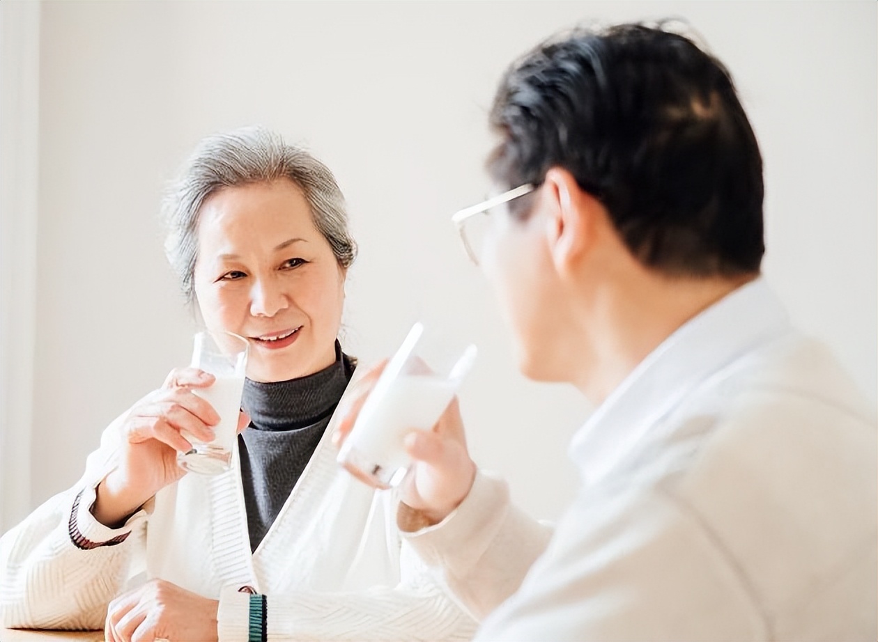 老人喝牛奶与不喝牛奶的区别,喝牛奶与不喝牛奶老人有什么区别