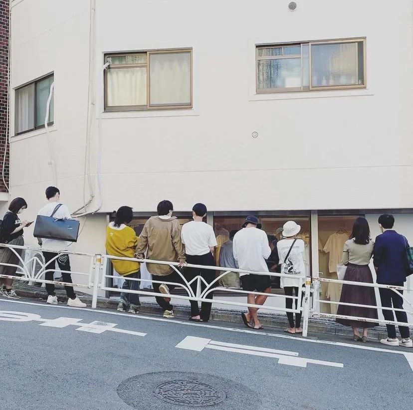 这家只卖白Tee的店成立7周年，干了一件大事