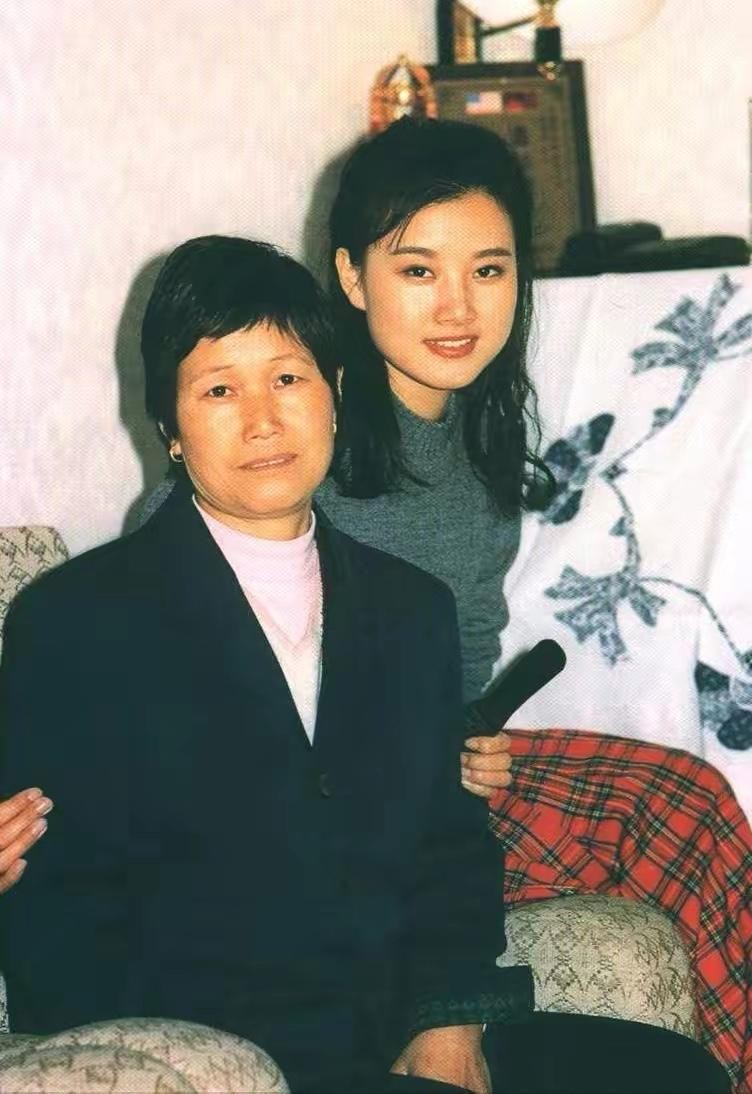 歌唱家*祖英宋**:和丈夫分居8年，39岁高龄产子，57岁身材好似少女