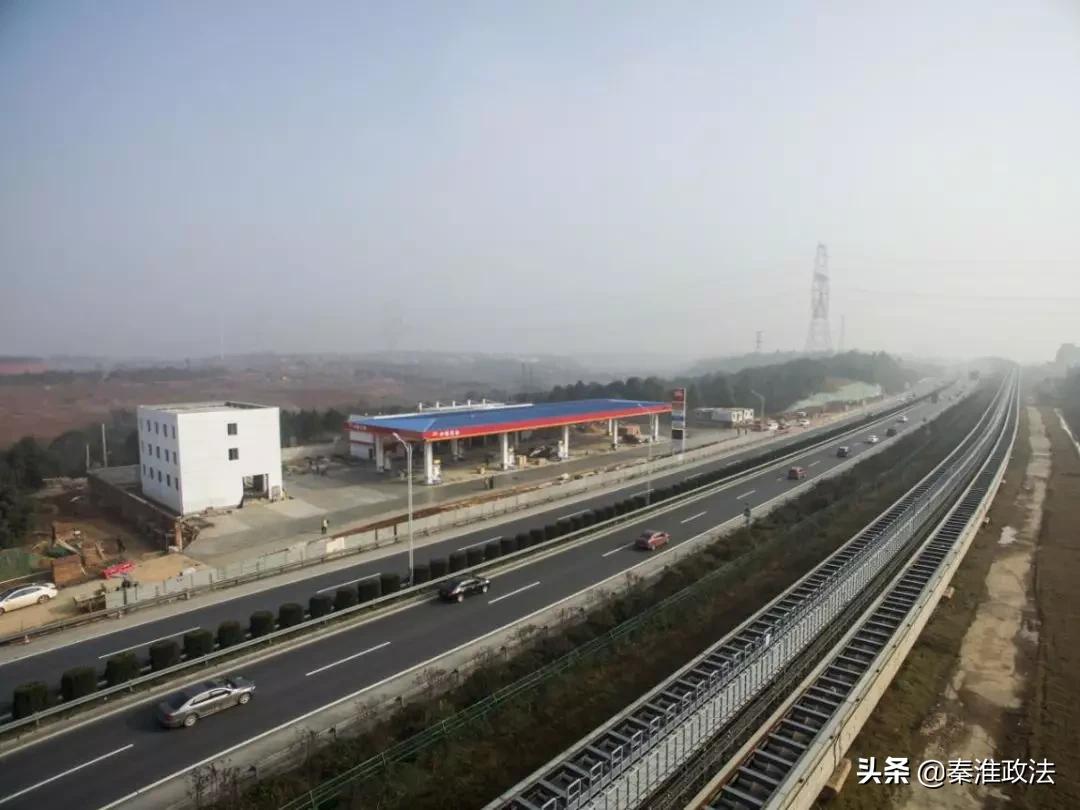 高速路上没油了要打什么电话,高速上车没有油了怎么办