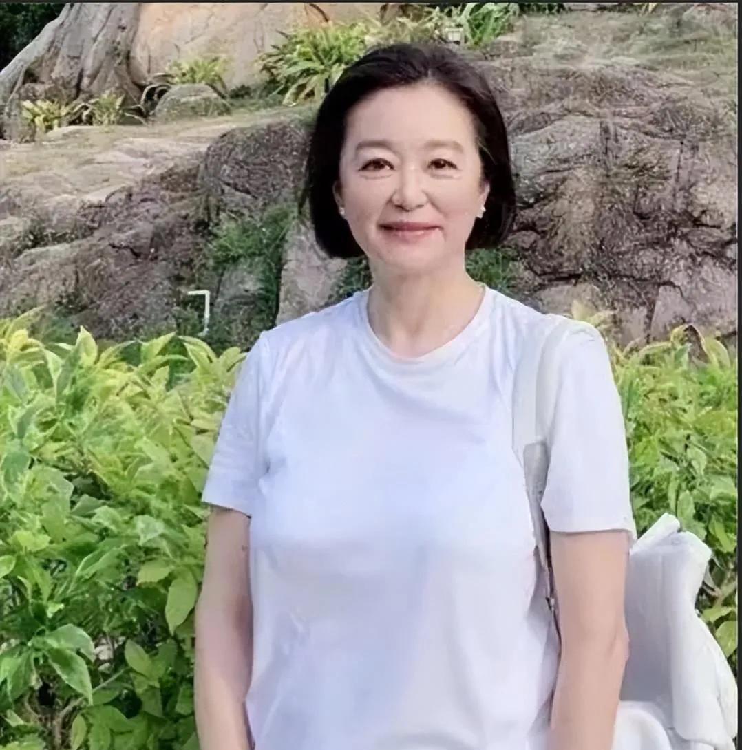 “内衣门”68岁的林青霞疑没穿内衣遭讽刺，对女神要求太苛刻了！