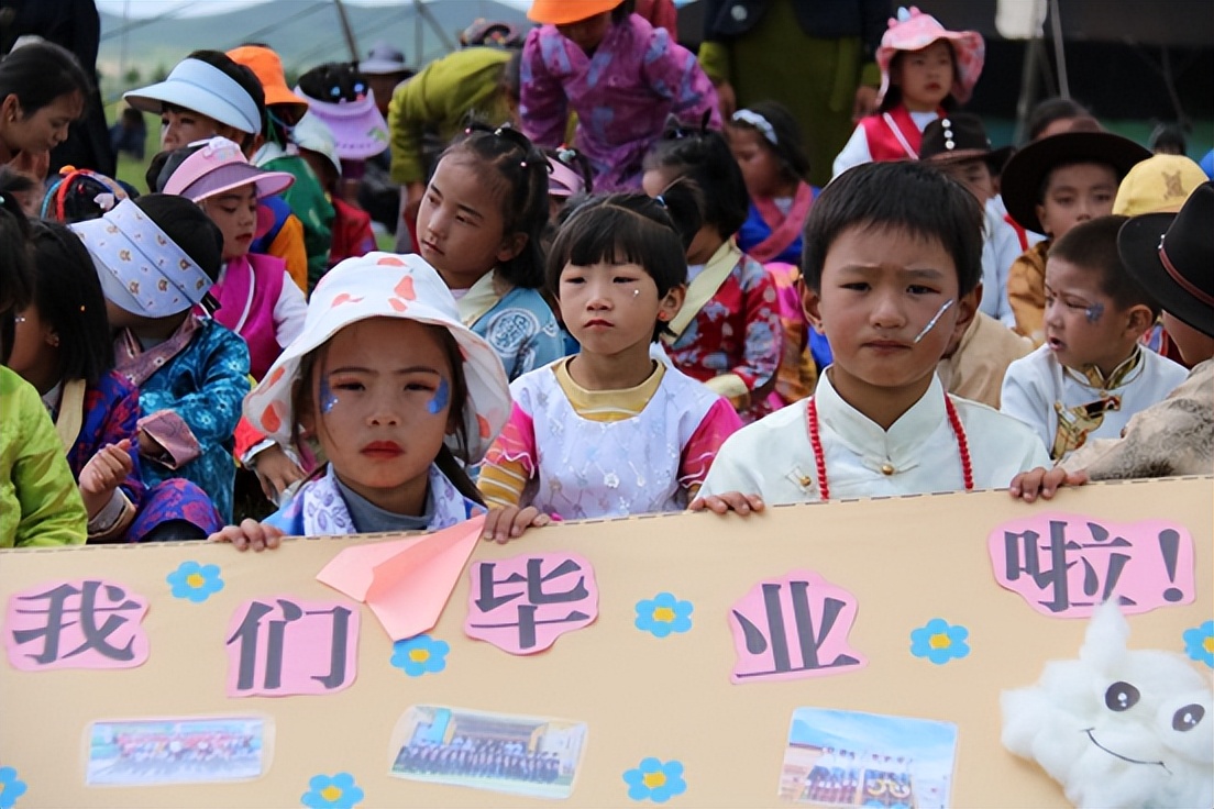 幼儿园表演大三班童心向党,玛曲县幼儿园毕业典礼