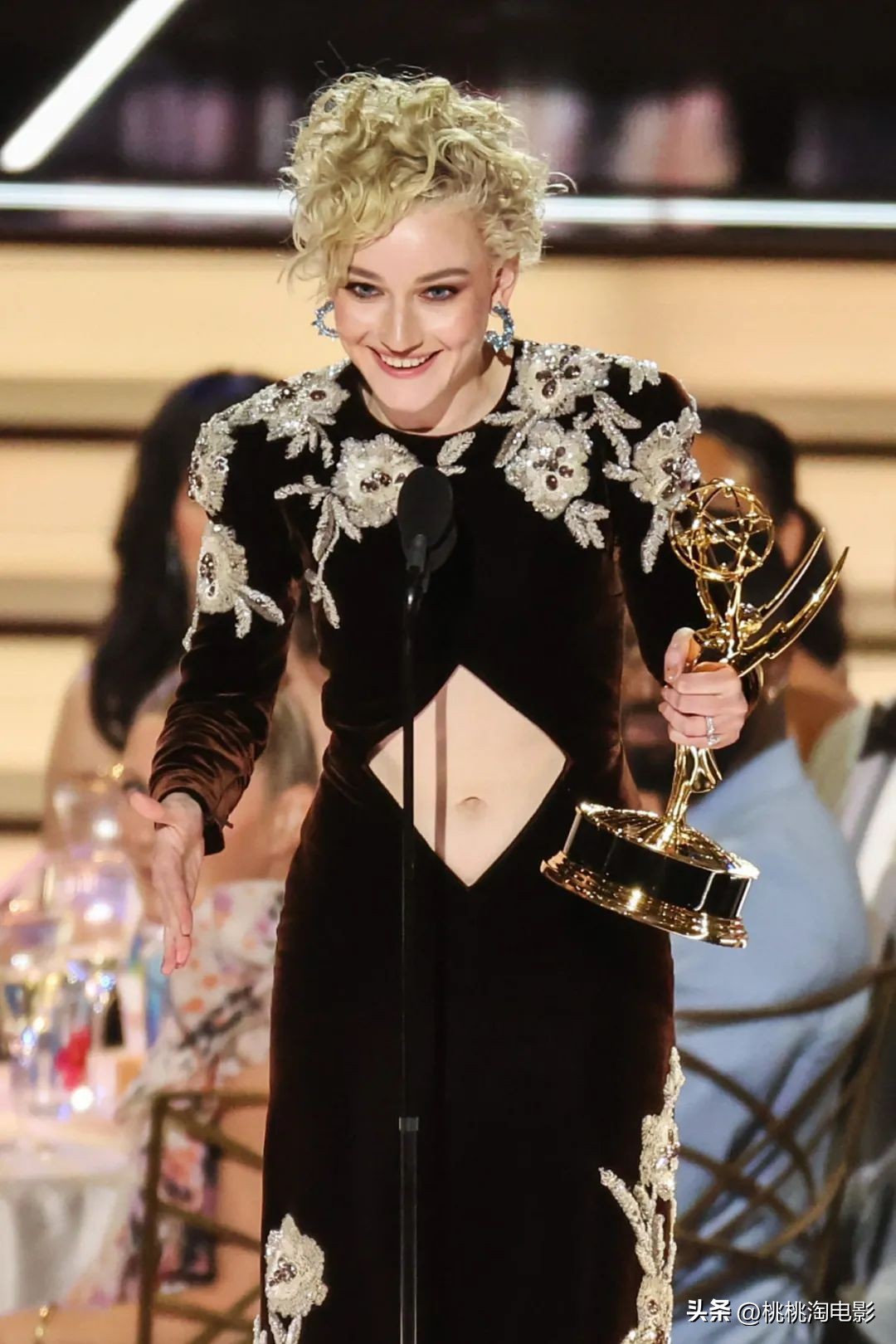 艾美奖红毯明星大比拼，赞达亚二封视后，李政宰携女友出席