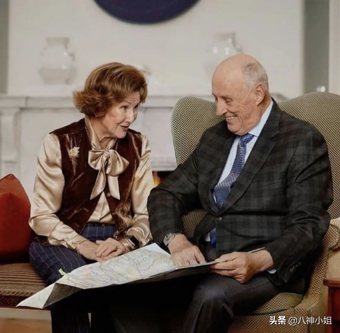 85岁平民王后替夫出席公务，大牌不断，婚姻竟然是欧洲最美满的？