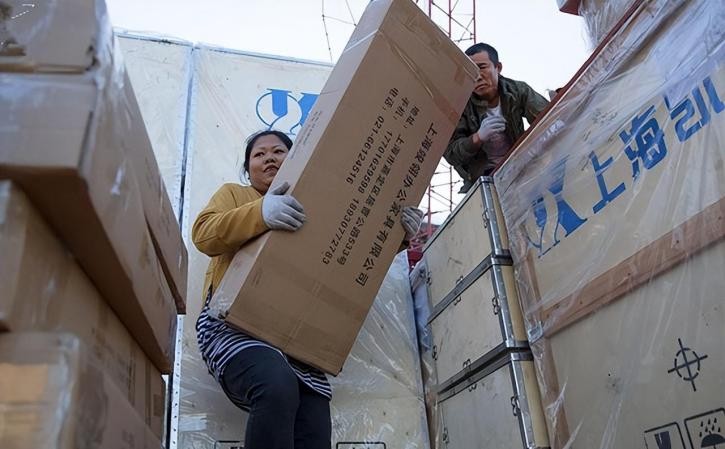 90后卡车夫妻记录卡车生活,1700万卡车夫妻的真实生活