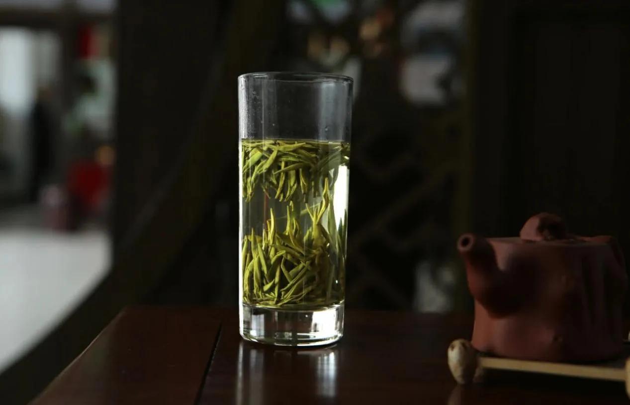 红茶和绿茶有什么区别如何区分,喝茶绿茶和红茶有什么区别