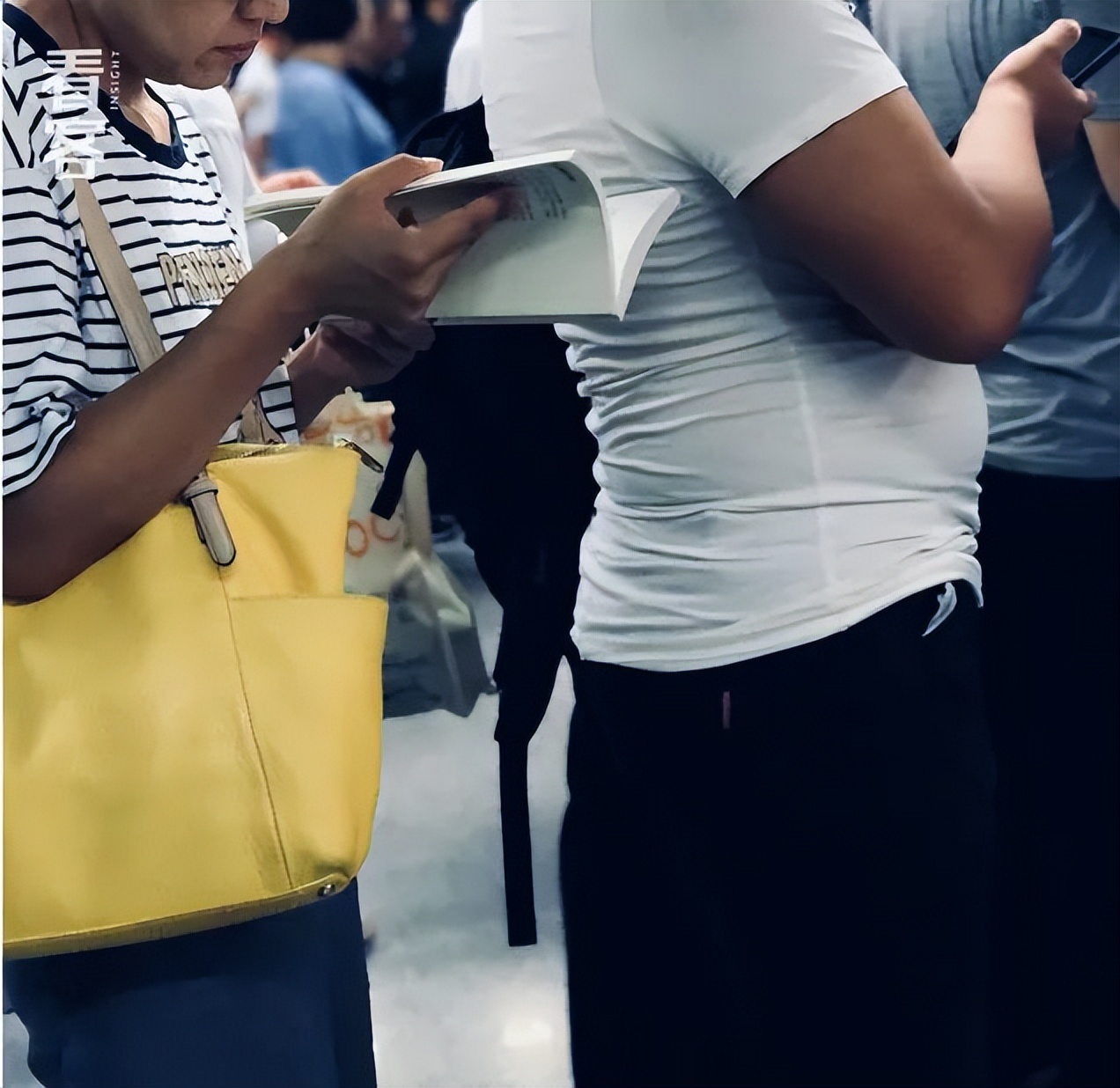 北京通勤路上，她用镜头记录2000个捧着书的人