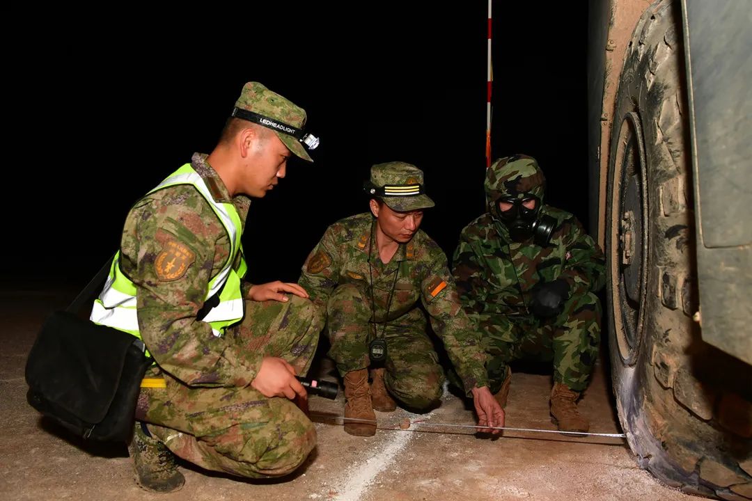 部队夜晚坦克军车出动视频原声,部队汽车兵山区比武视频