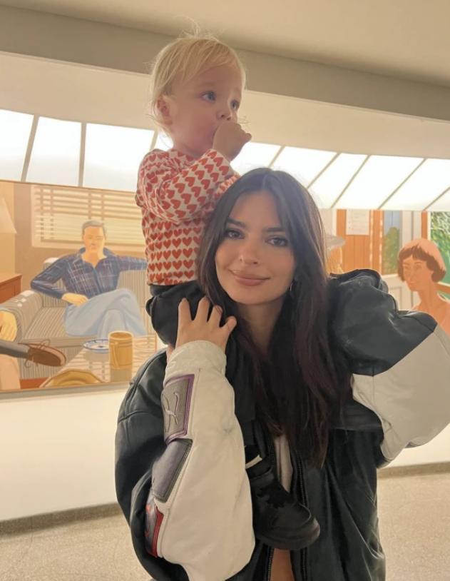 母亲节公开怀孕裸照！解构超模EmilyRatajkowski的10款性感孕妇装