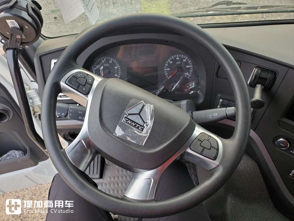 重汽成商造豪沃v7-x新能源车亮相,外国人买中国卡车