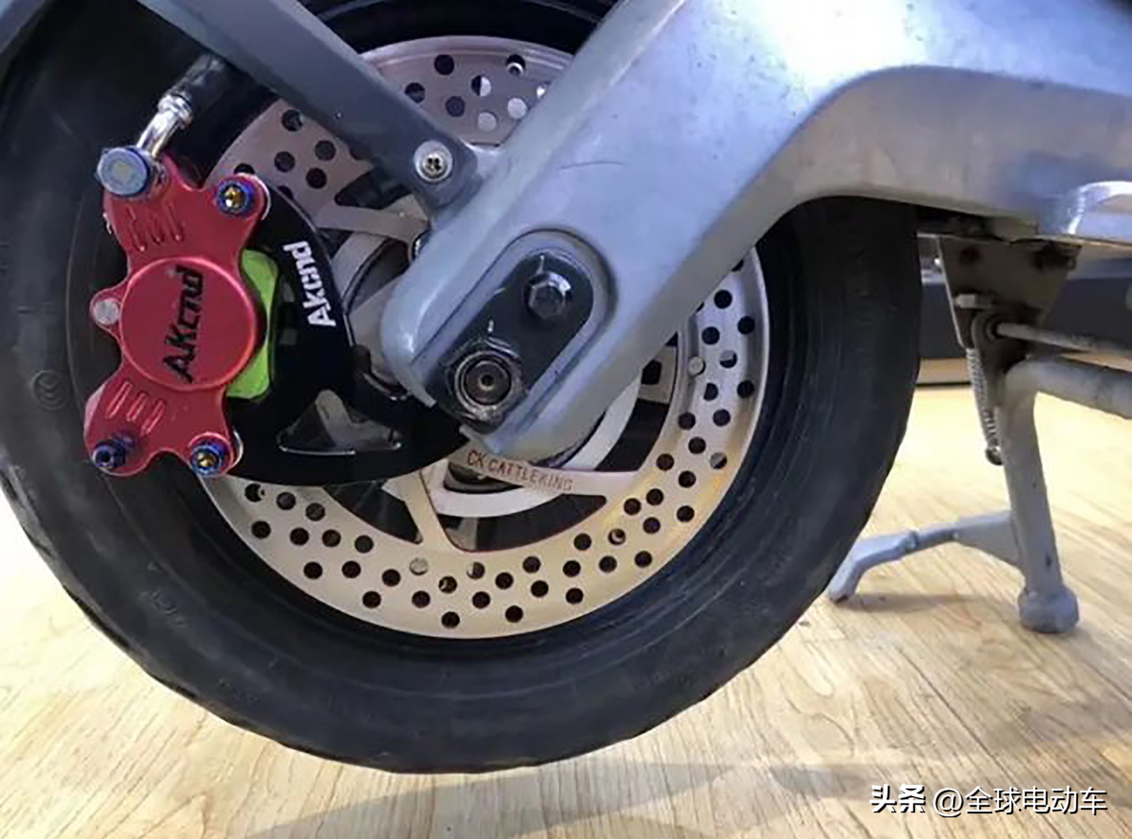 电动车选择前后鼓刹还是碟刹,电动车后鼓刹和后碟刹哪个好