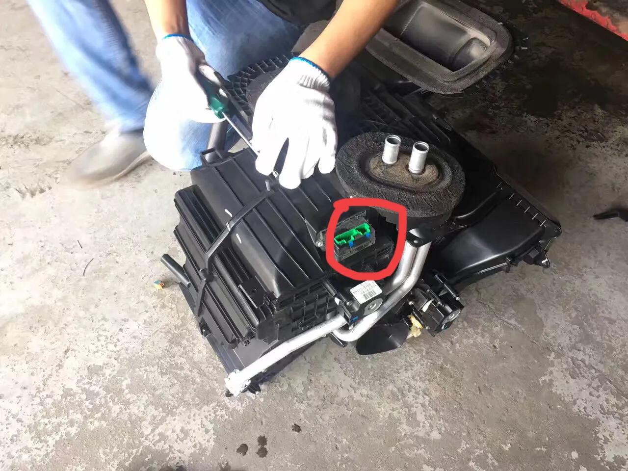 给空调换滤网,08款科雷傲空调滤网在哪里更换