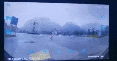 雷雨天开车有危险吗,雷雨天开电车回家危险吗