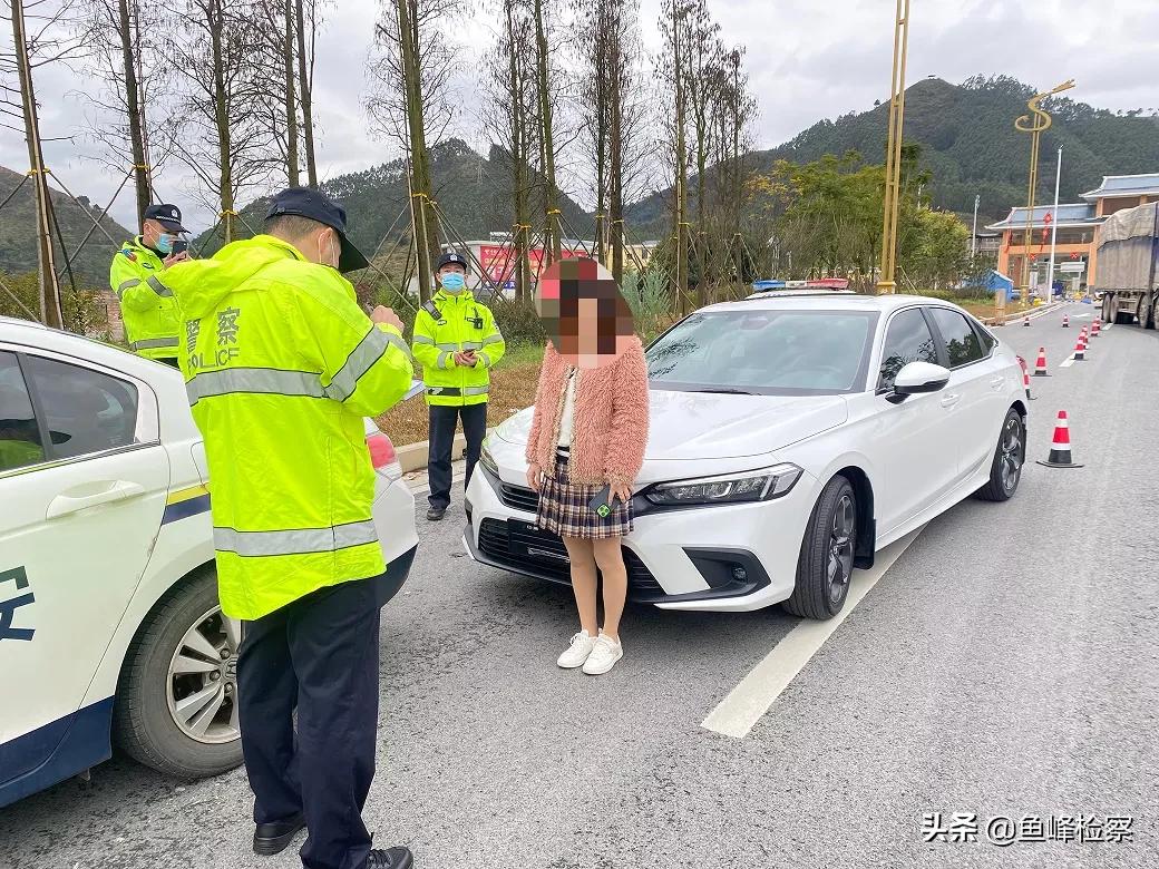 新车提到手，女子对交警说：一个月就能拿驾照了！
