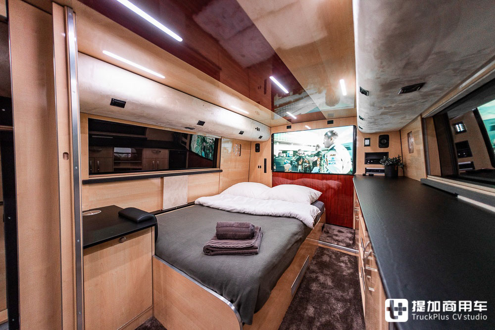 双层巴士房车改装图,可升顶的双层巴士房车