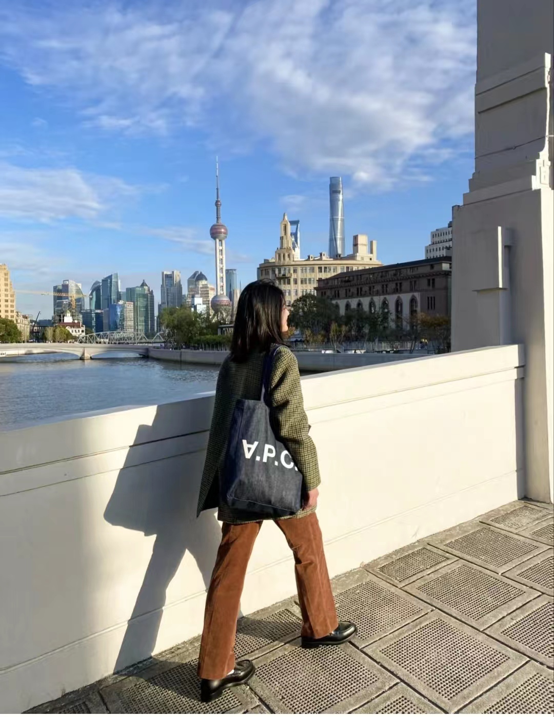 灯芯绒裤子冬季搭配高跟鞋好吗,灰色灯芯绒裤子搭配什么颜色上衣