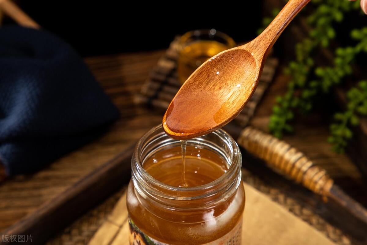 清晨喝蜂蜜水有什么好处和坏处,喝蜂蜜水是早上喝还是晚上喝好呢