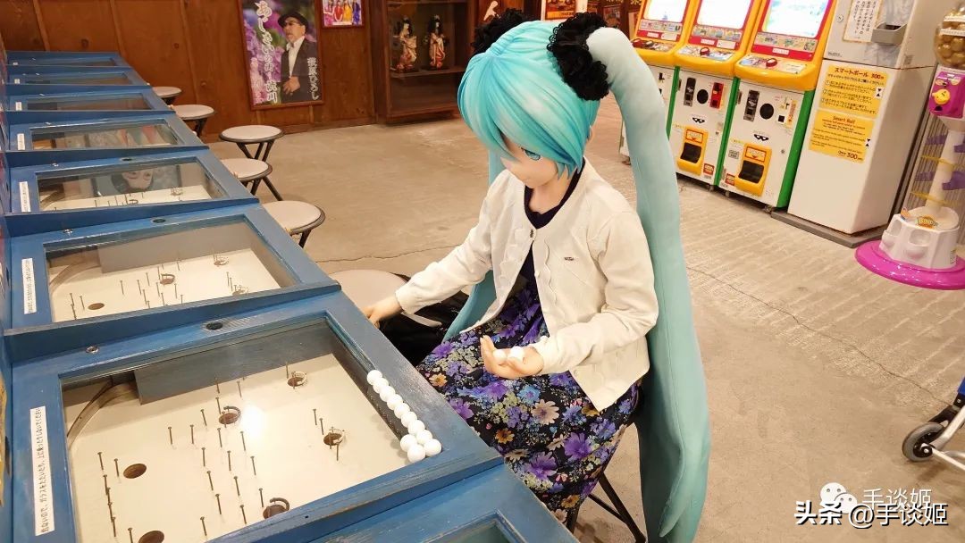 给初音未来递东西,初音未来和宅男结婚了吗