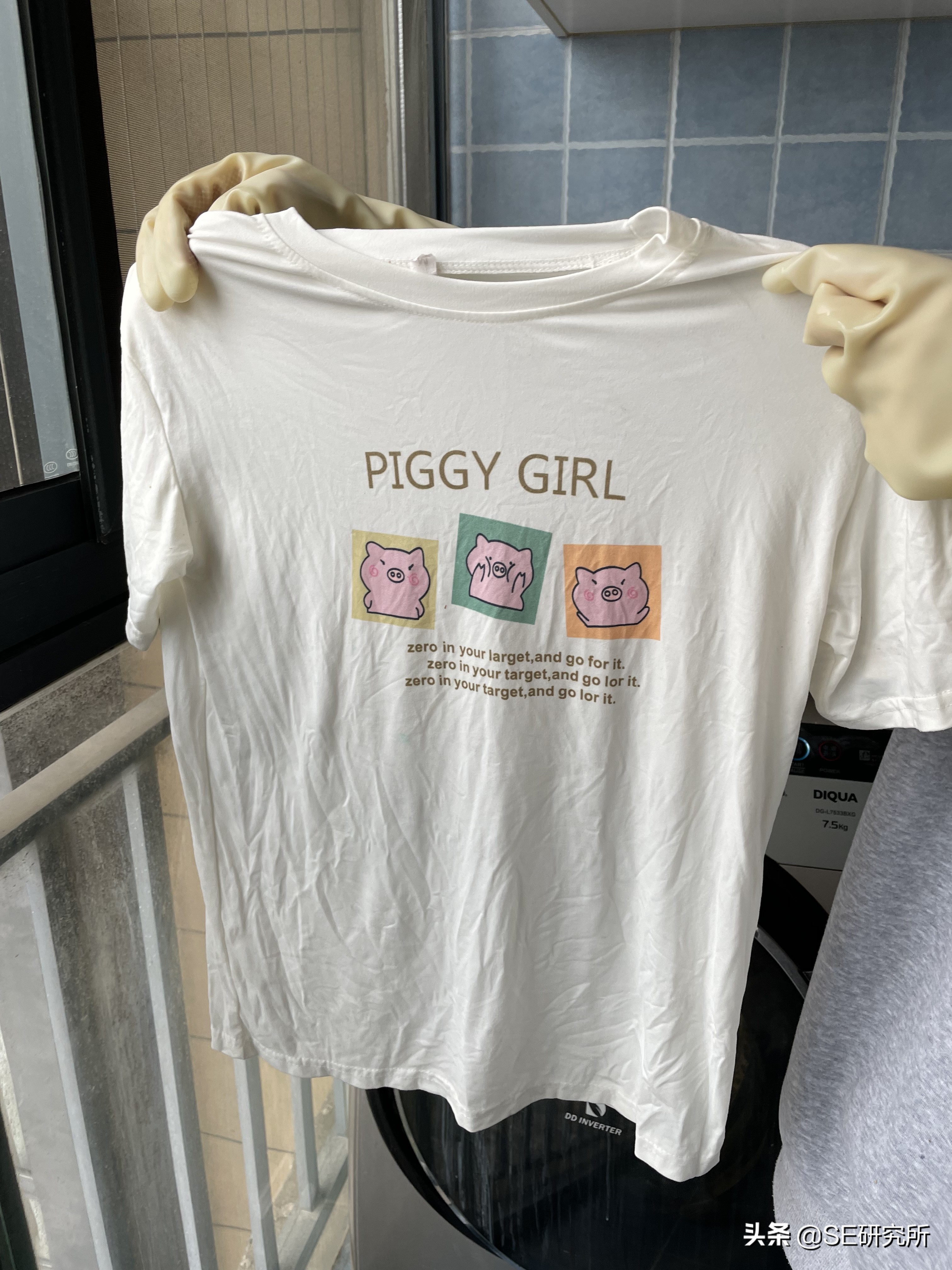 白色衣服被洗衣液荧光了怎么处理,白色衣服被荧光洗衣液染色