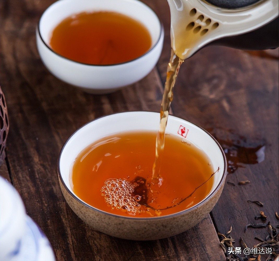 红茶和绿茶的区别哪个好喝,秋天喝绿茶好还是红茶好