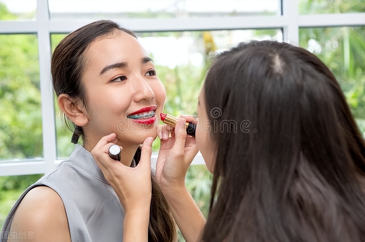 做化妆品生意赚钱案例分享,卖化妆品竟能做到年赚千万的秘密