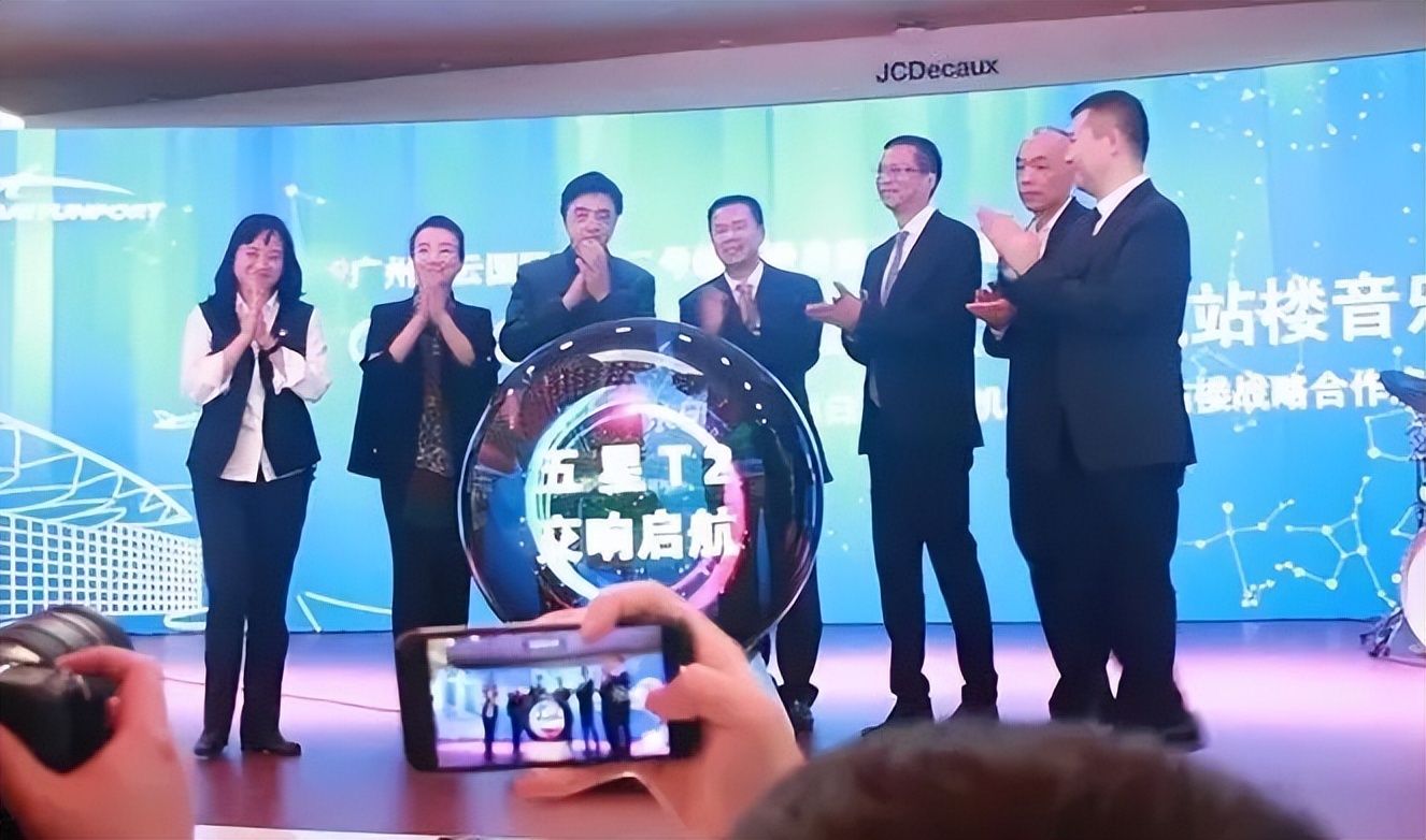 候机时光新体验！广州交响乐团“非凡大提琴”快闪白云机场T2