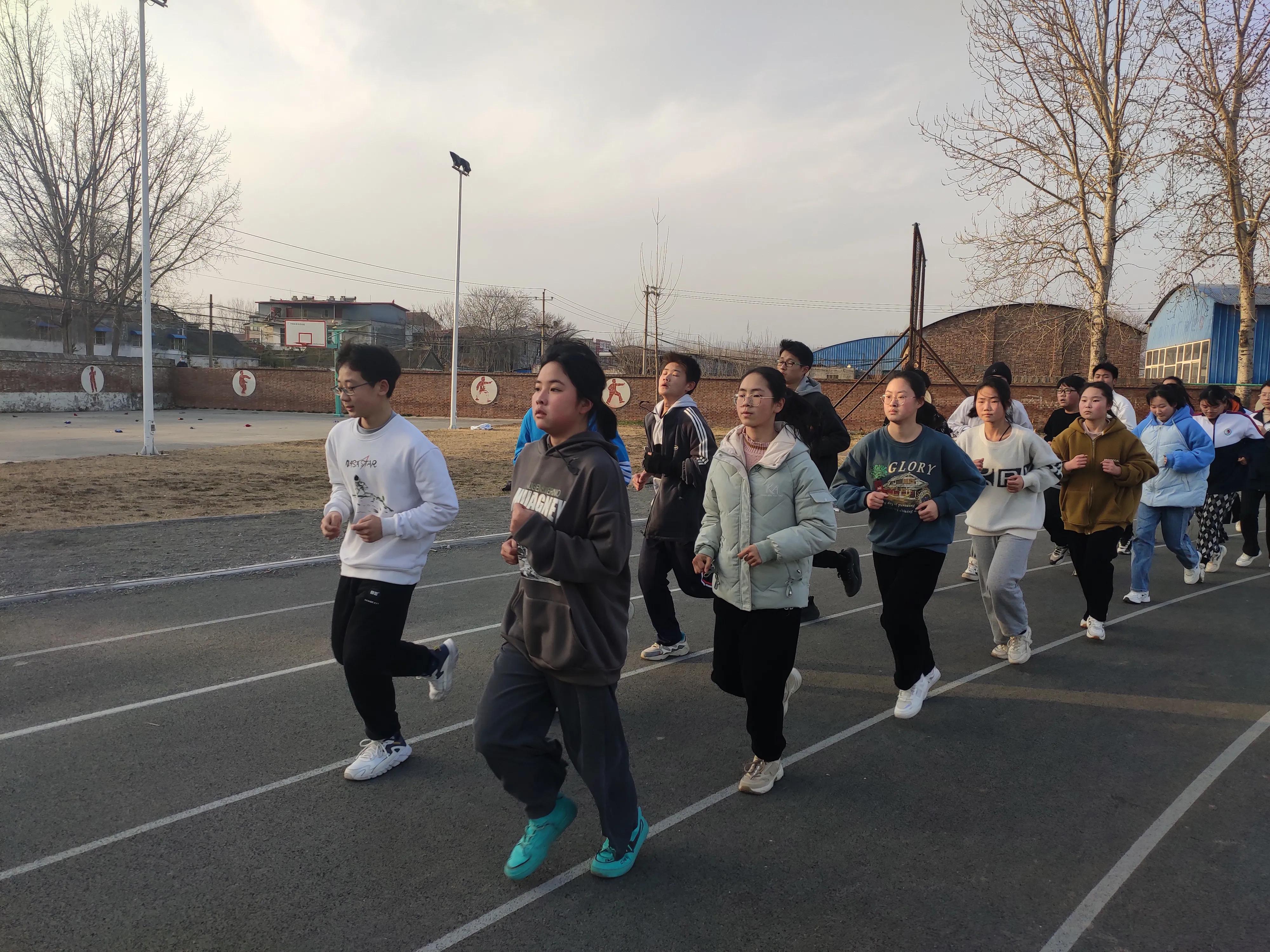 焦作市第二十六中学九一班积极备考中招体育加试