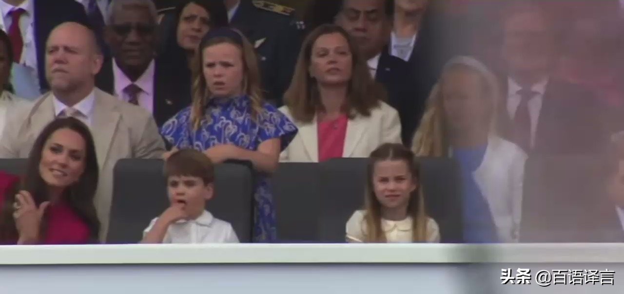 路易又抢女王风头！出席活动时要查尔斯抱，吻妈妈，站凳上吃零食