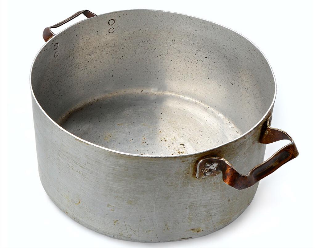 炒菜用纯铁锅还是生铁锅好,一般炒菜用的铁锅