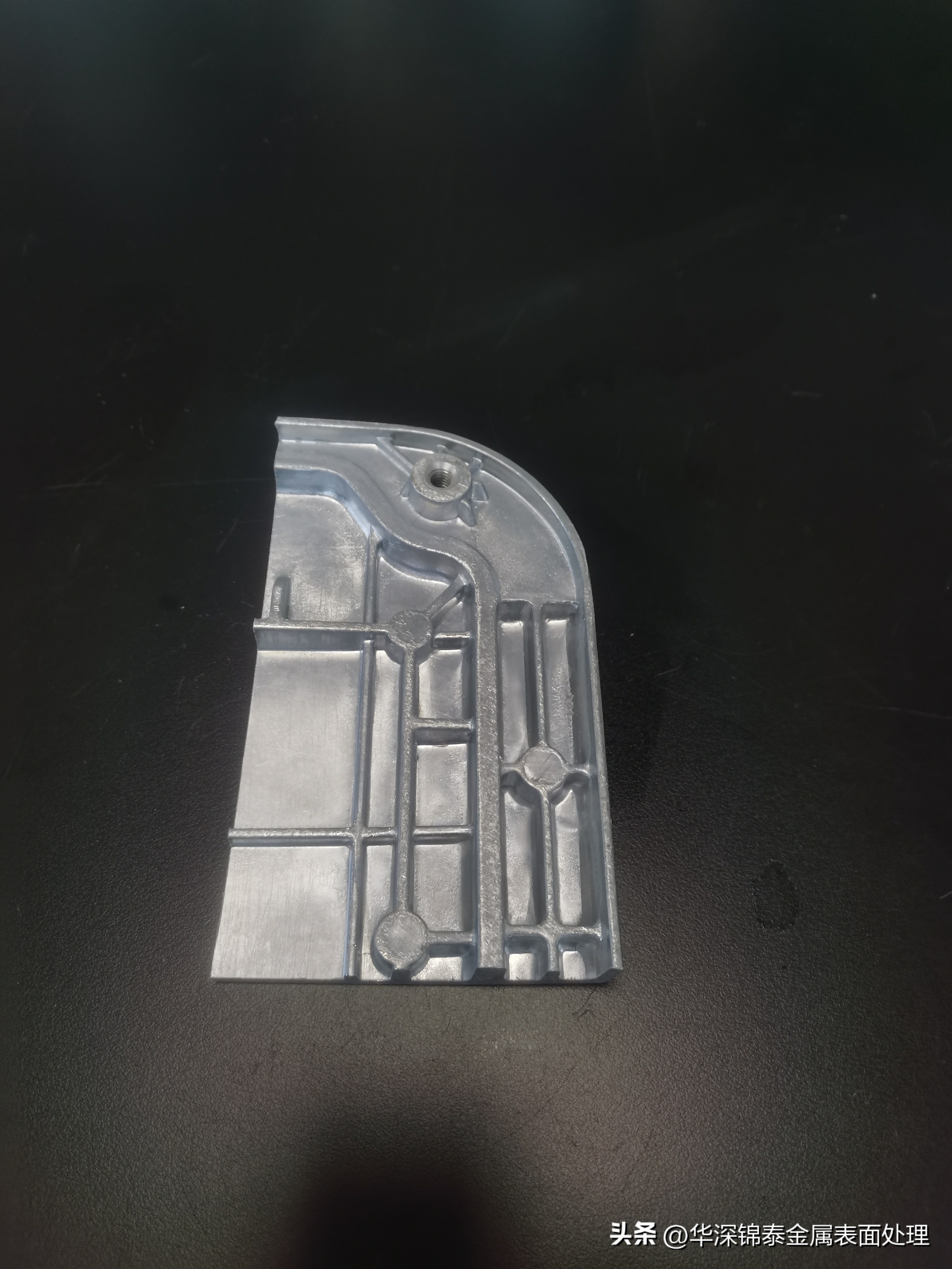 为什么氧化铝是黑色的,铝氧化为什么变黑