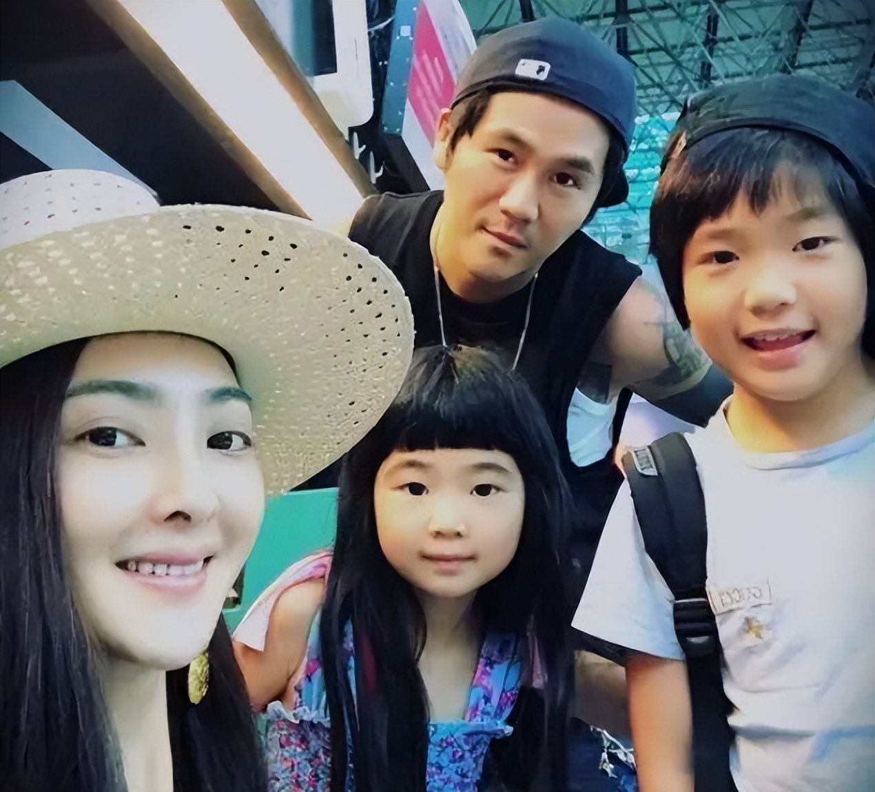 曹格晒娃,曹格女儿露脐装