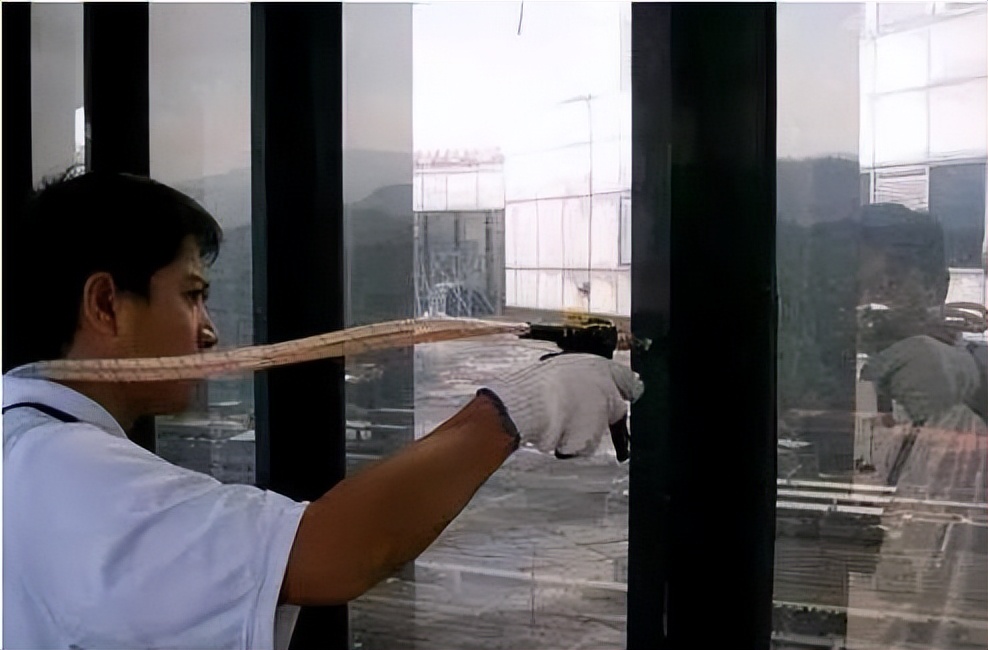 门窗下雨漏水如何补救,下雨天不关窗要怎么修理