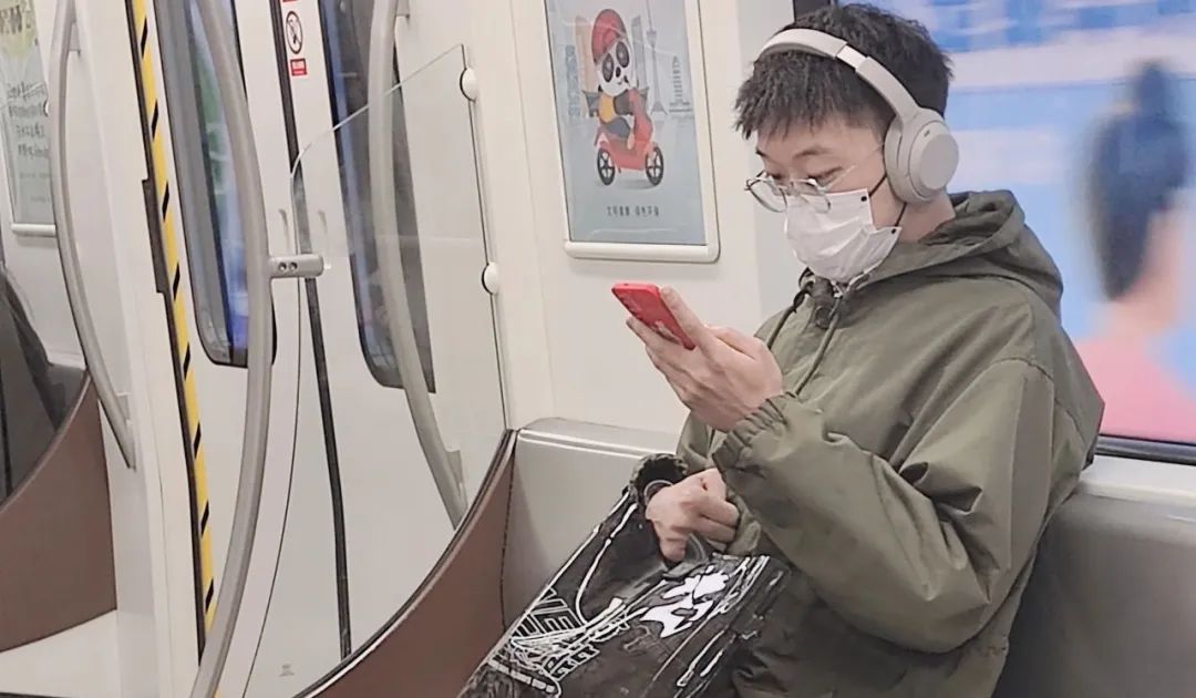 地铁广告争议,地铁广告反映了什么