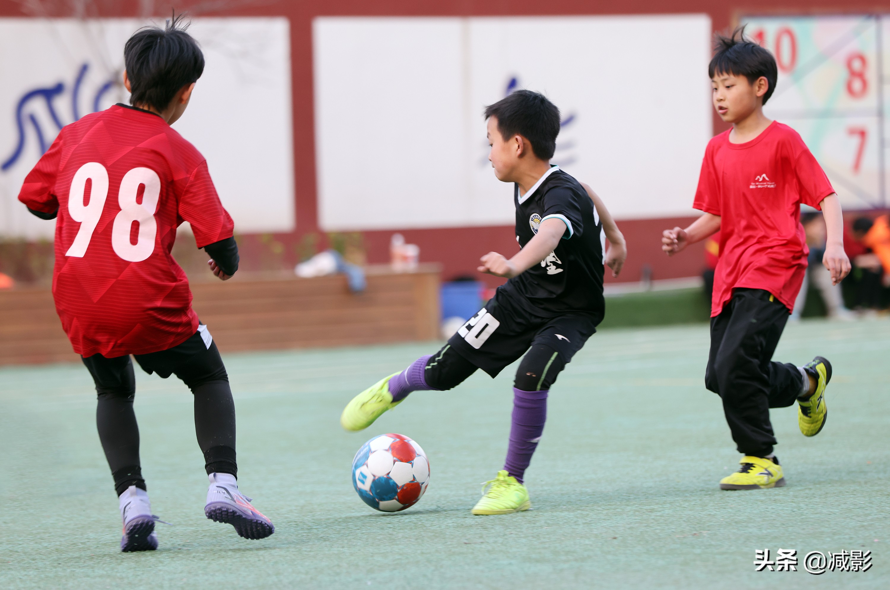 中国足球小将在街头,足球运动员小小少年
