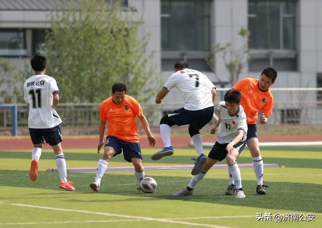 瞧瞧～警察队伍里的“足球小子”！