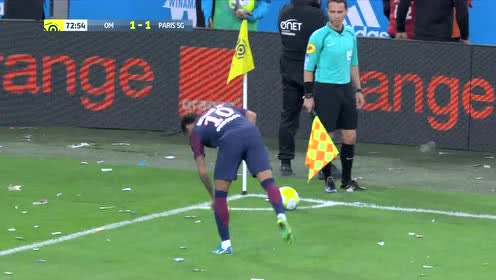 巴西足球运动员内马尔,内马尔不应该离开巴萨吗